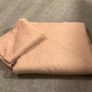 Rose colored queen quilt set